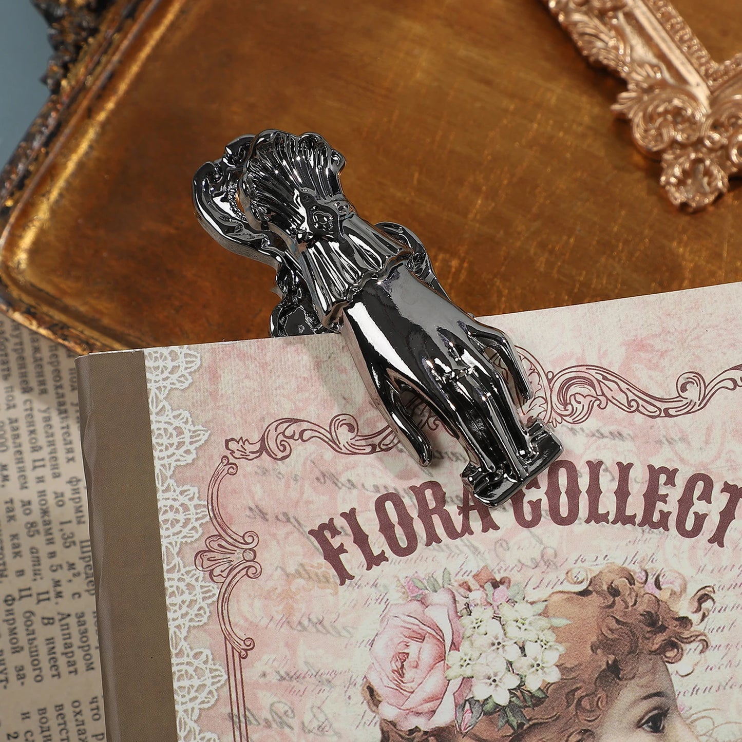 JIANWU Vintage Lady's Hand Alloy Clip Bill Clip Old Travel Note Clip Creative DIY Journal Tools Student Supplies Stationery