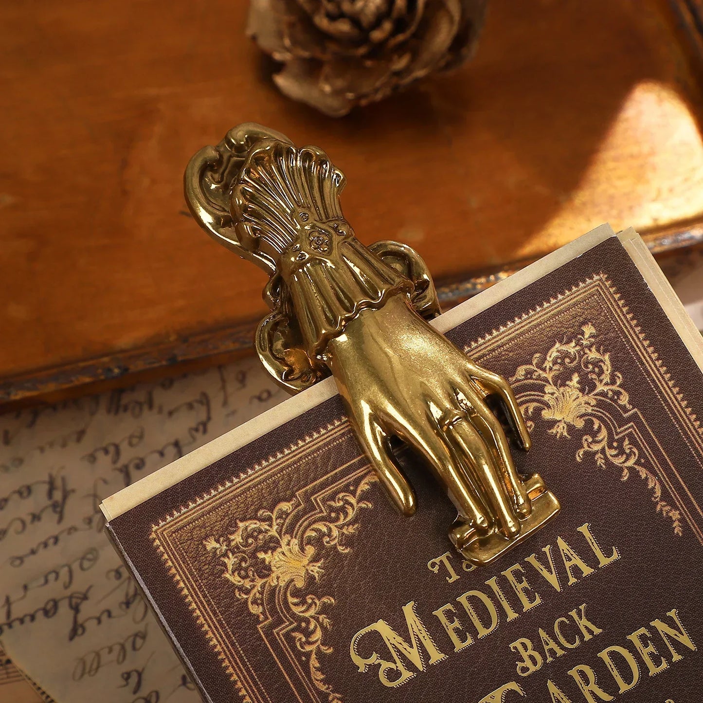 JIANWU Vintage Lady's Hand Alloy Clip Bill Clip Old Travel Note Clip Creative DIY Journal Tools Student Supplies Stationery