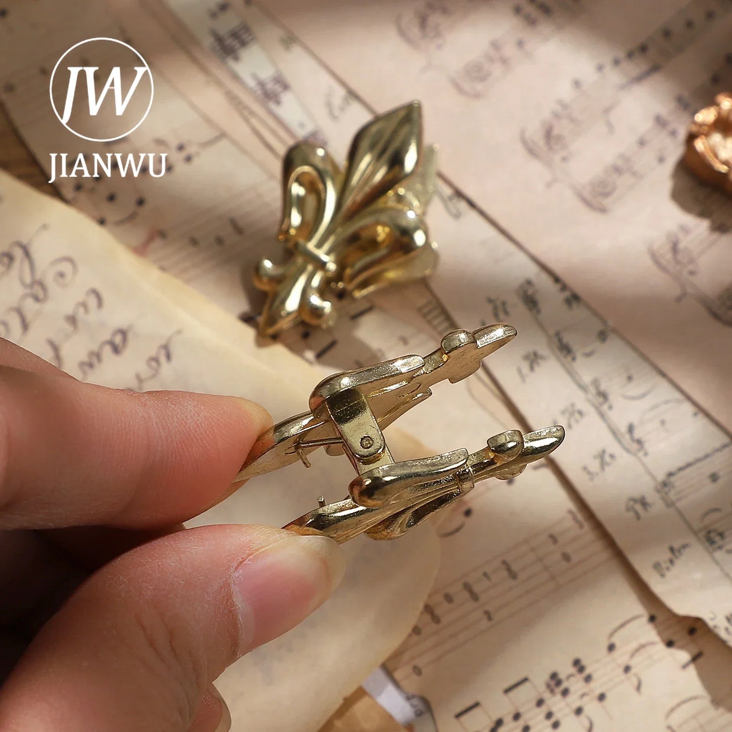 JIANWU Vintage Lady's Hand Alloy Clip Bill Clip Old Travel Note Clip Creative DIY Journal Tools Student Supplies Stationery